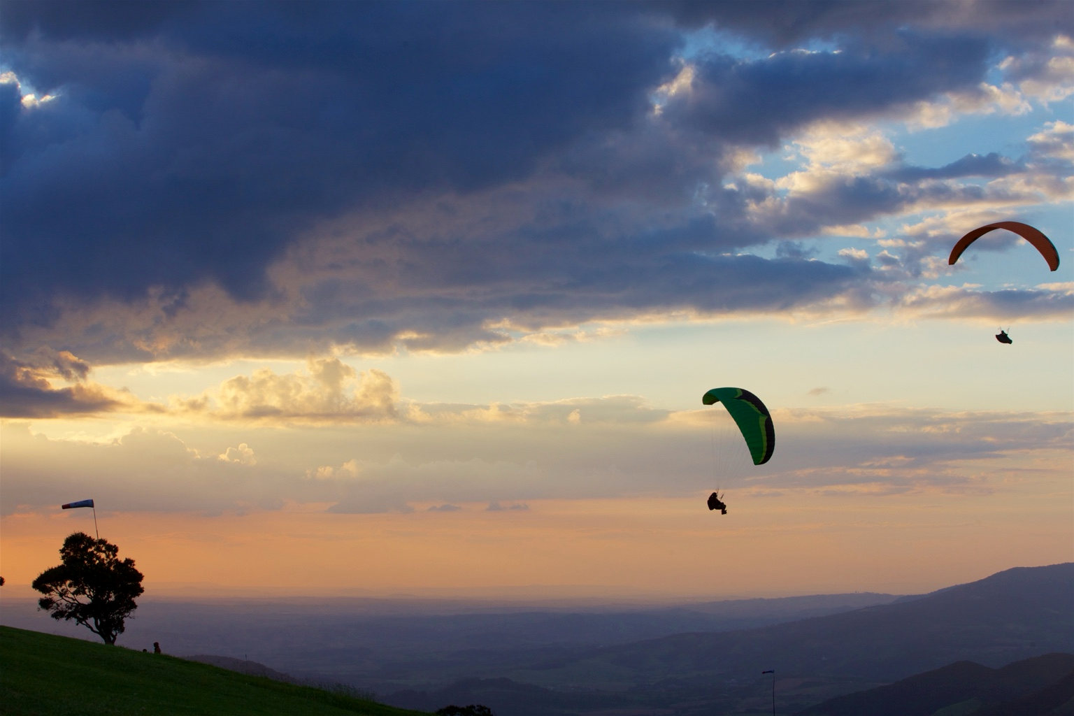 Voo junto com parapente ao pôr do sol. — Pico do Gavião