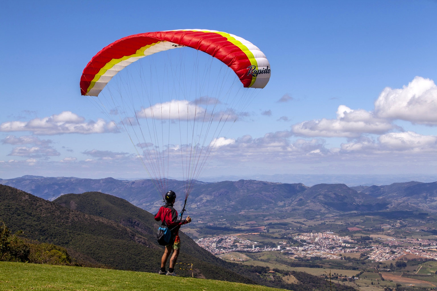 Controle da asa no solo com Rapido. — Pico do Gavião