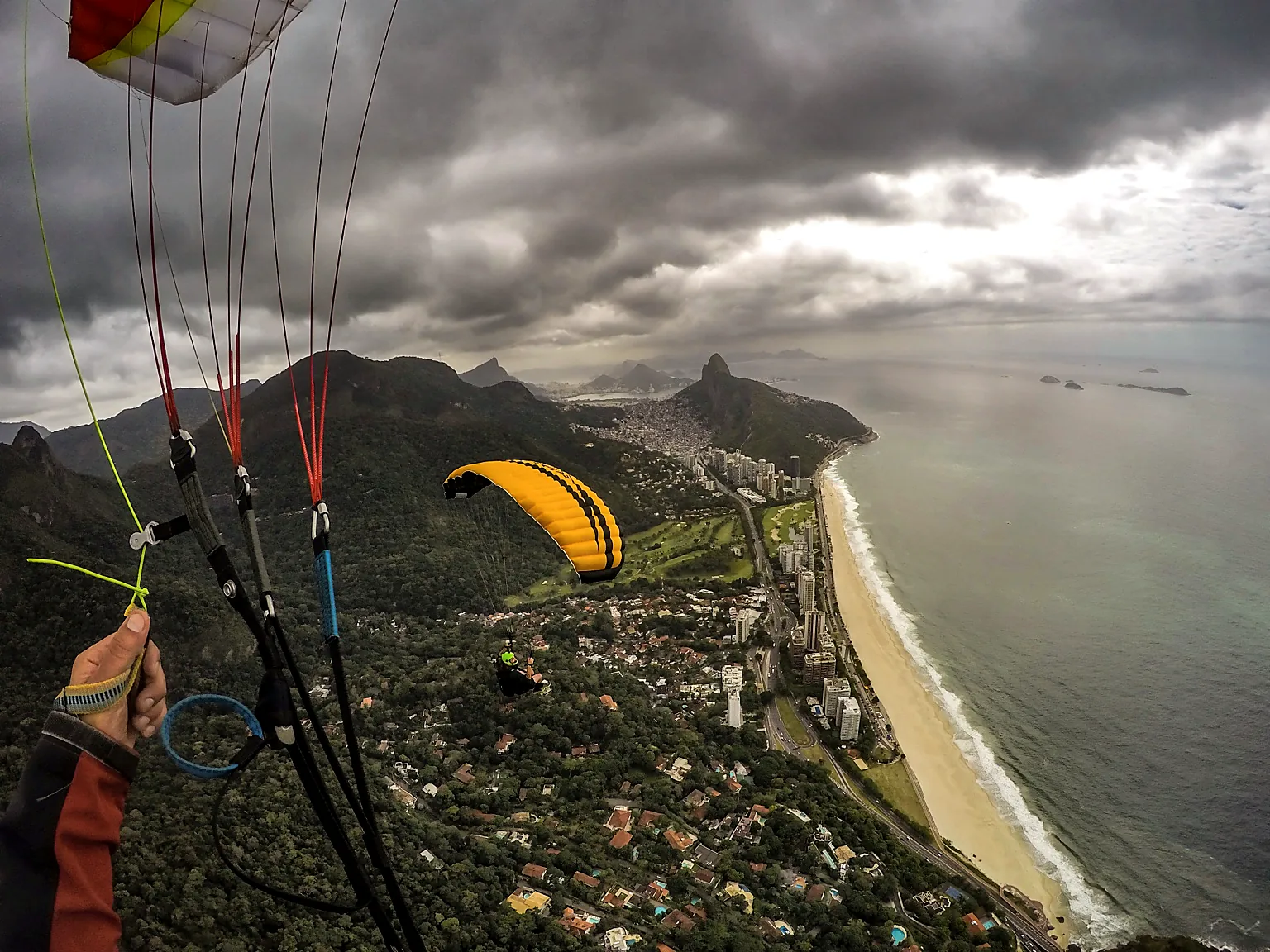 Voo com asa amarela — Pedra da Gávea
