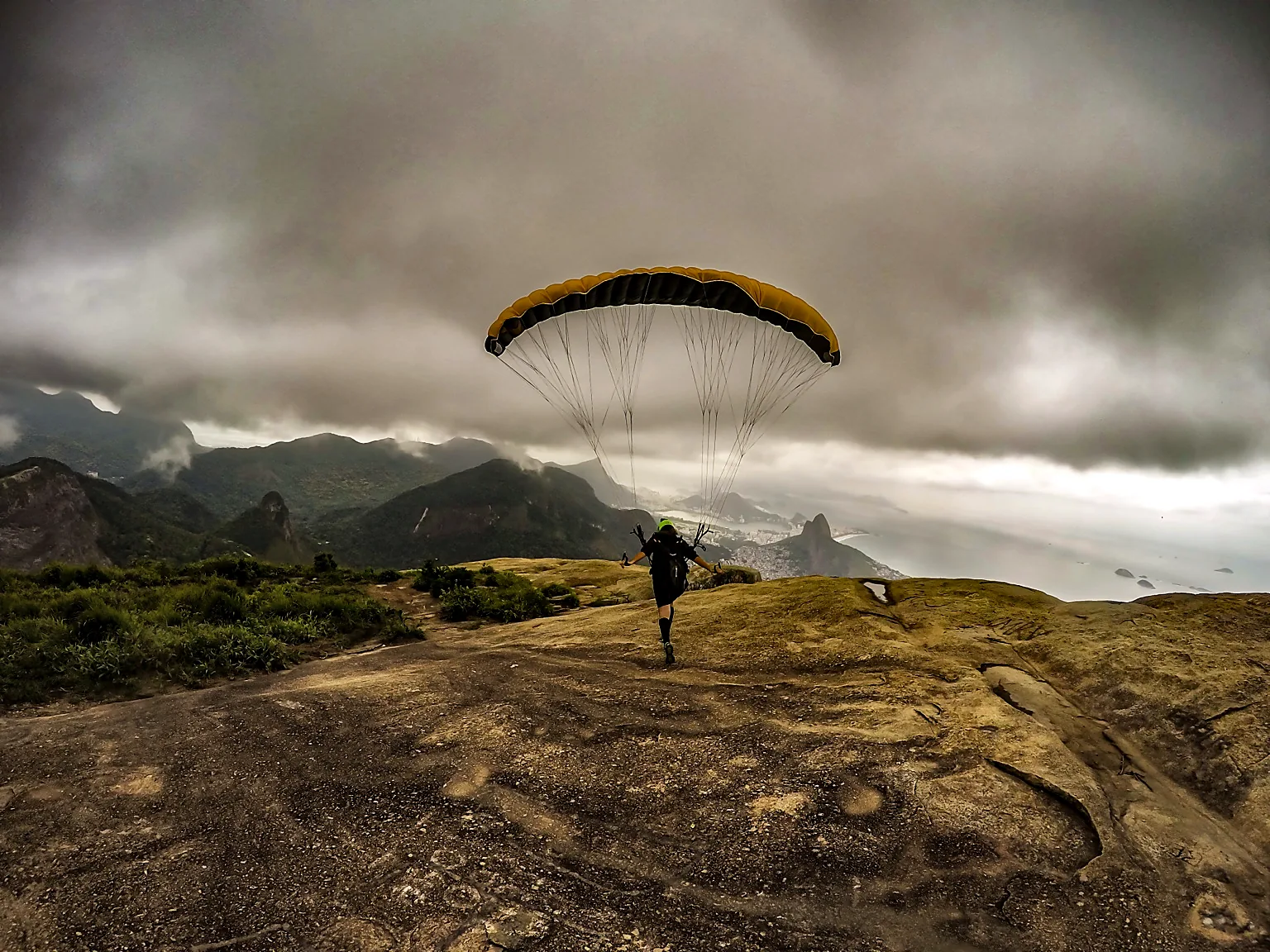 Decolagem sobre a rocha — Pedra da Gávea