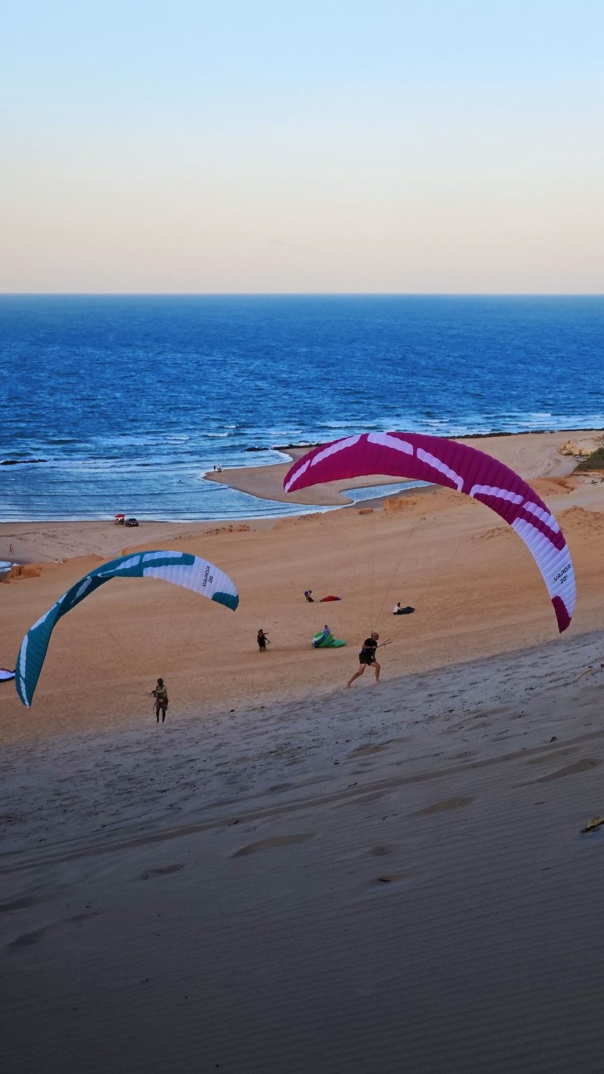 Asa Ozone Vapor de Parakite nas dunas de Canoa Quebrada, Ceará