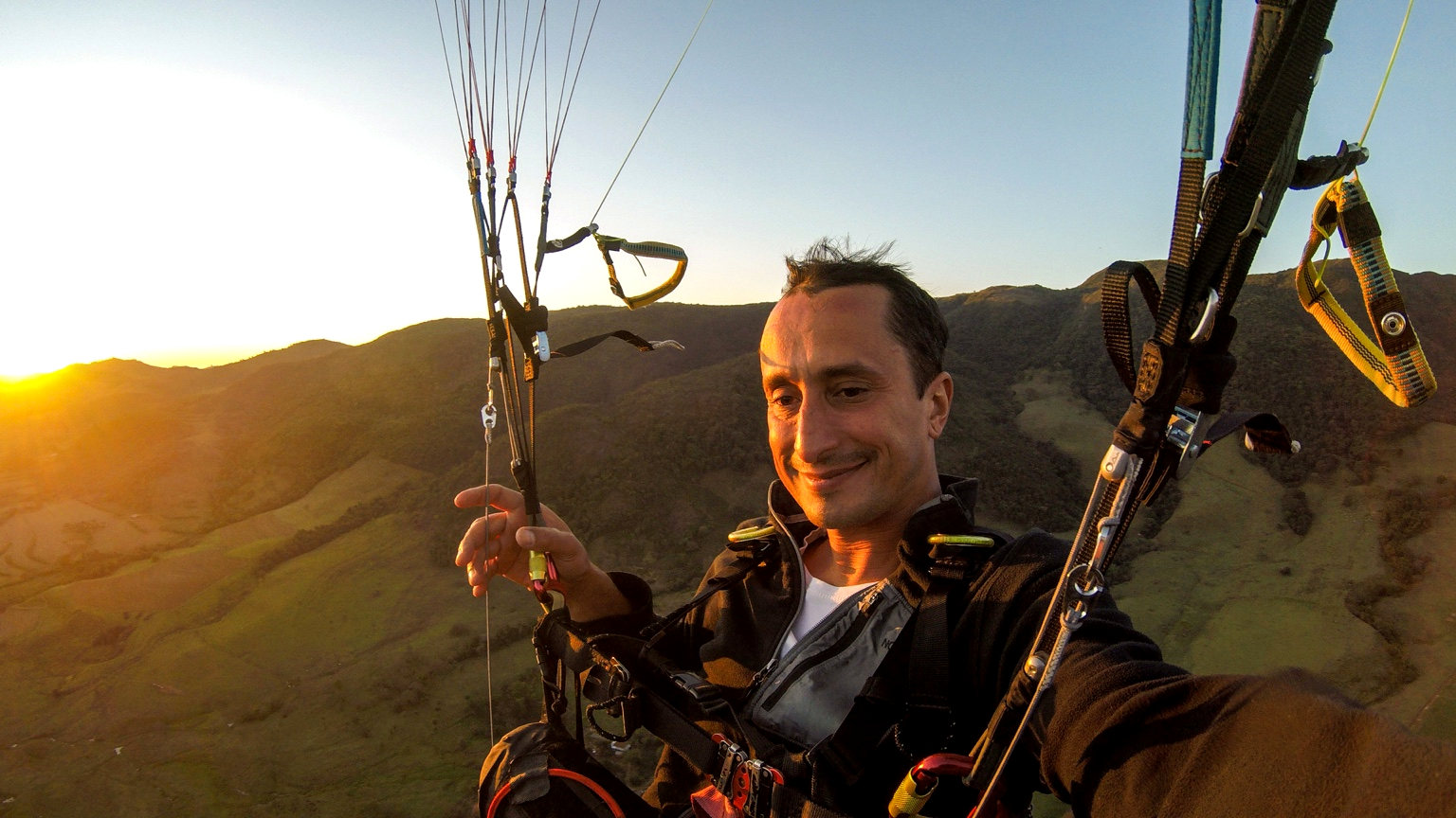 Selfie em voo solo ao pôr do sol. — Pico do Gavião